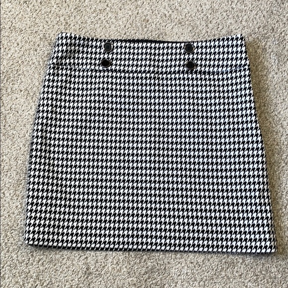 The Limited Dresses & Skirts - The Limited Houndstooth Mini Skirt Size 4 EUC